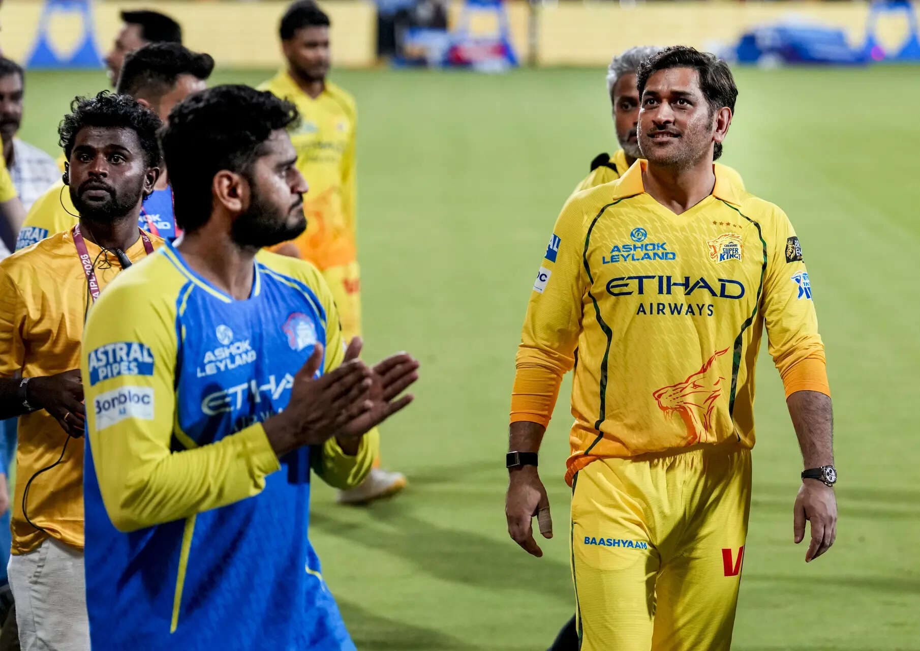 One last time in yellow? Dhoni leaves Chepauk emotional after SRH defeat - Watch