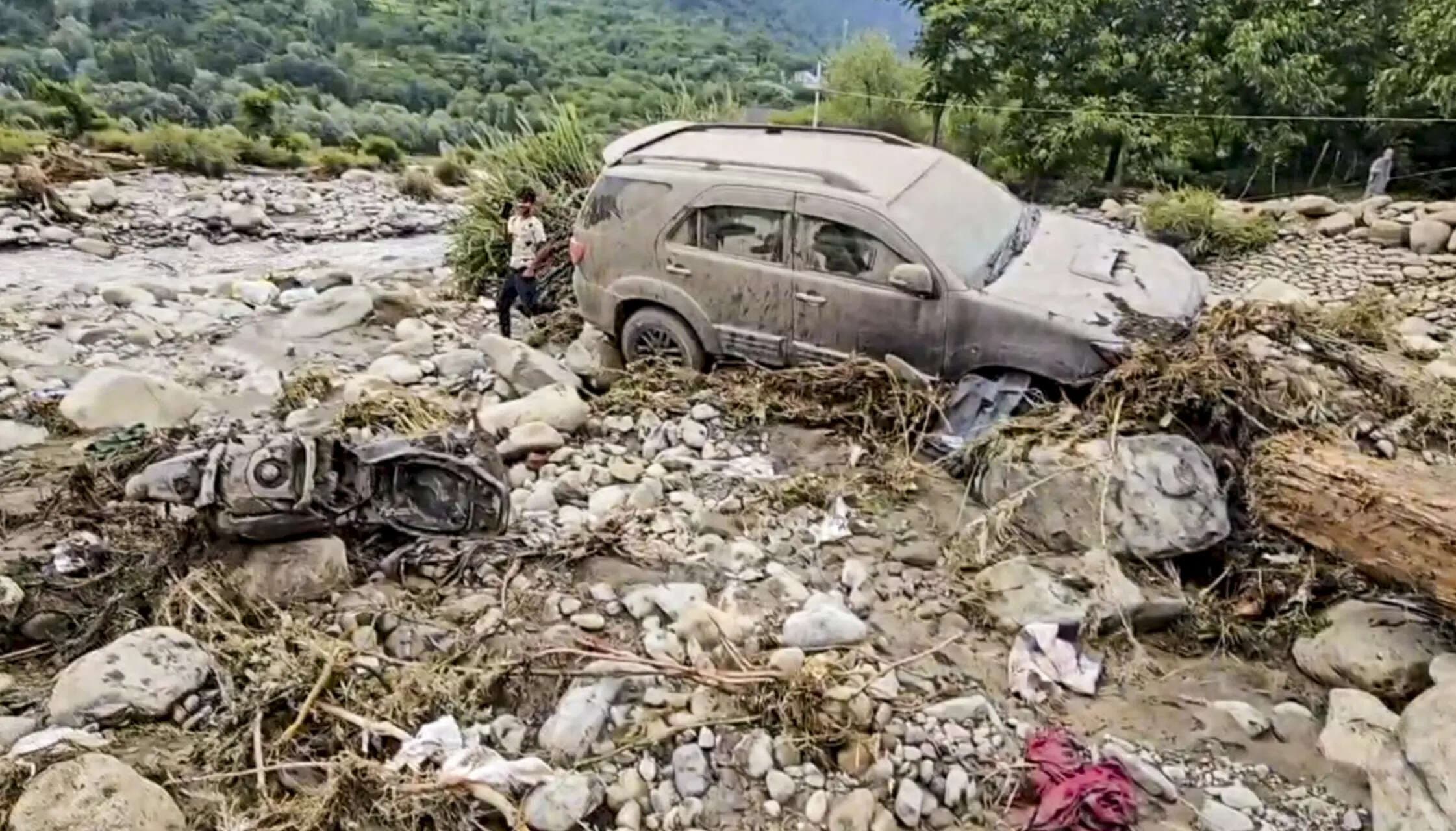 J&amp;K: Pahalgam cloudburst damages hotels, huts, washes away road; tourists moved to safety