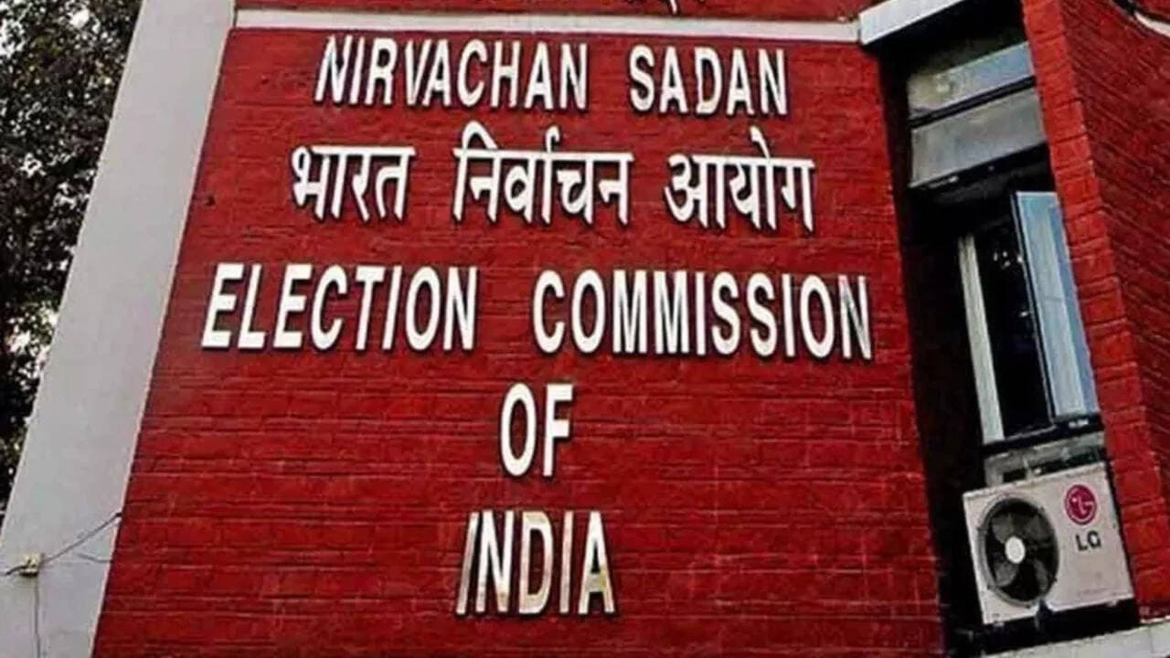 Citing former PM Manmohan Singh, BJP says Congress has habit of discrediting EC