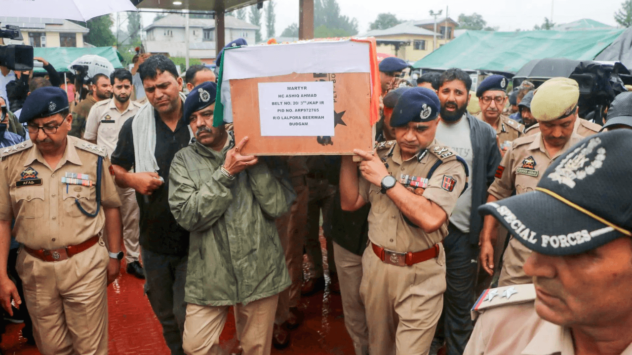 Terrorist kill J&amp;K cop in Anantnag market, first strike since Pahalgam attack