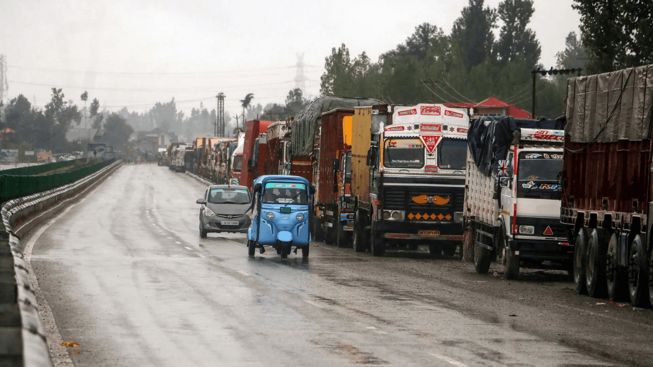 Amid rain &amp; fresh landslides, Jammu-Srinagar NH closure enters Day 3