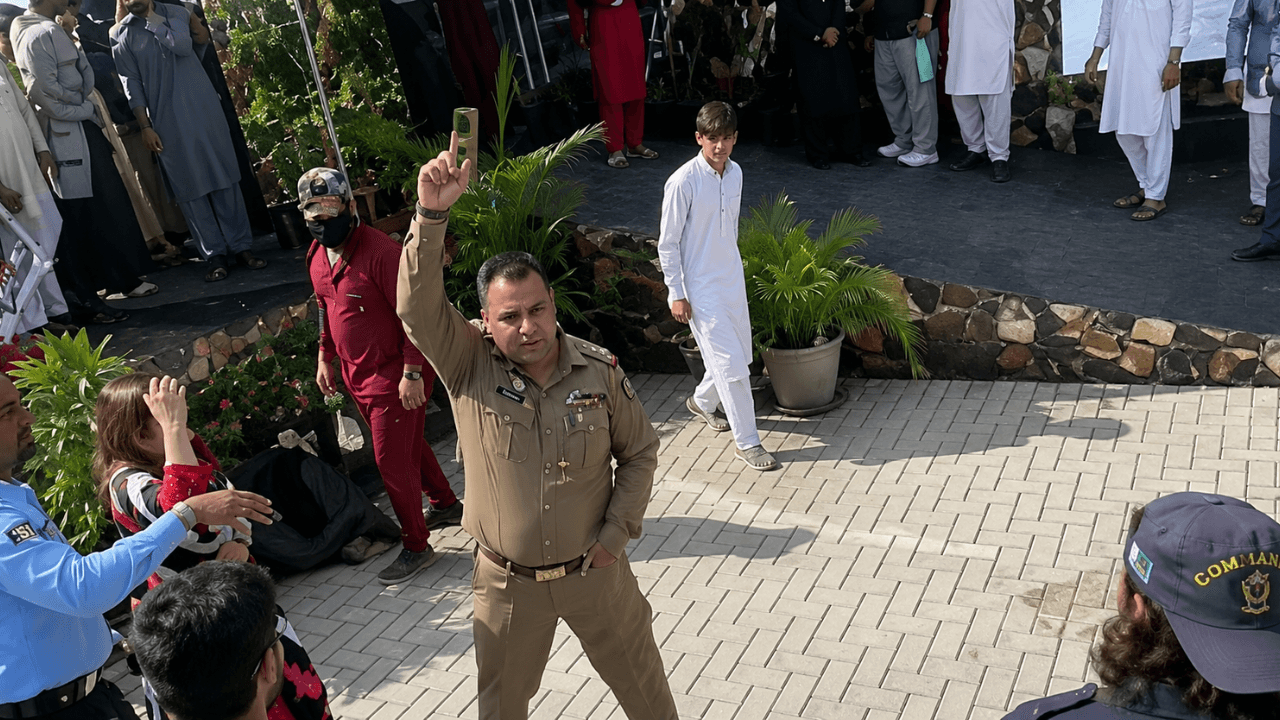 Pakistan army officer pulls gun, fires in air amid student protest - video