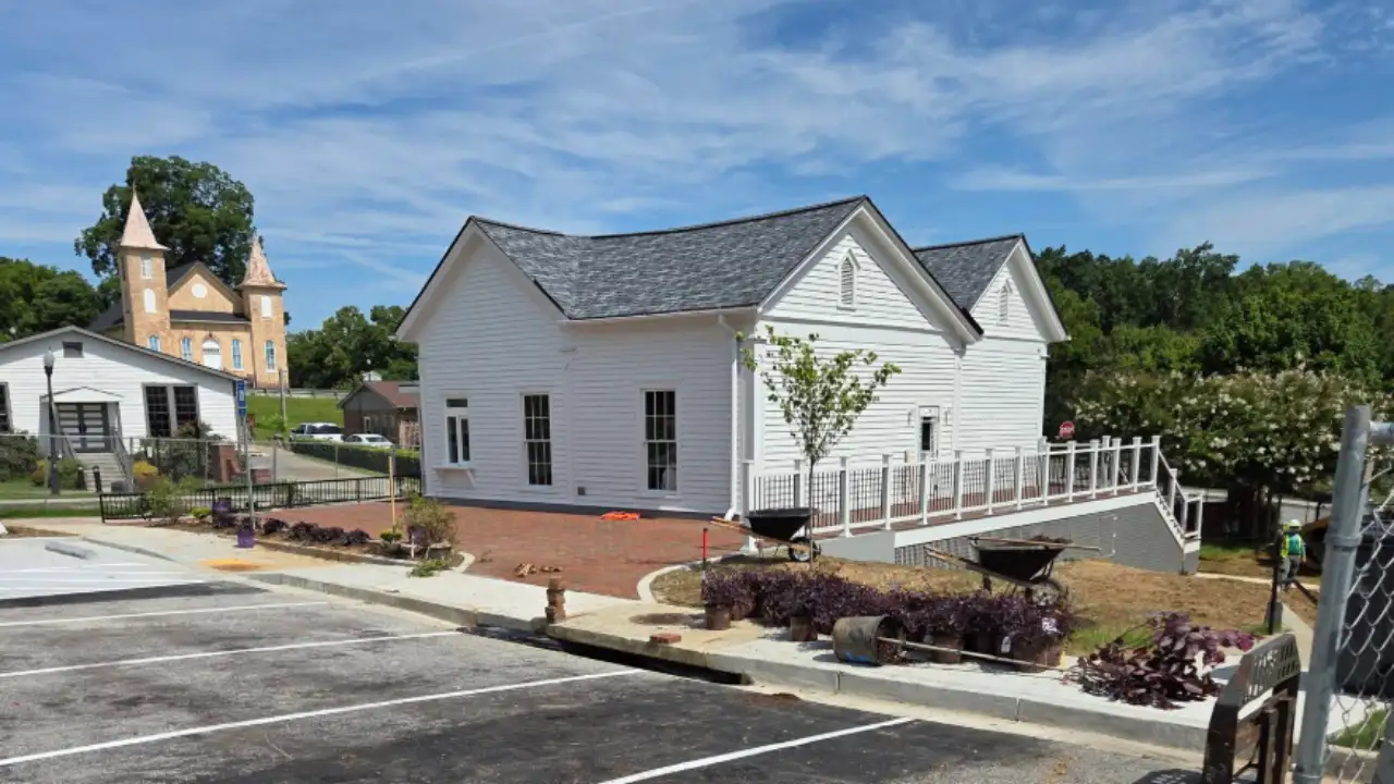 Georgia moved historic house instead of demolishing it; now it becomes a cafe