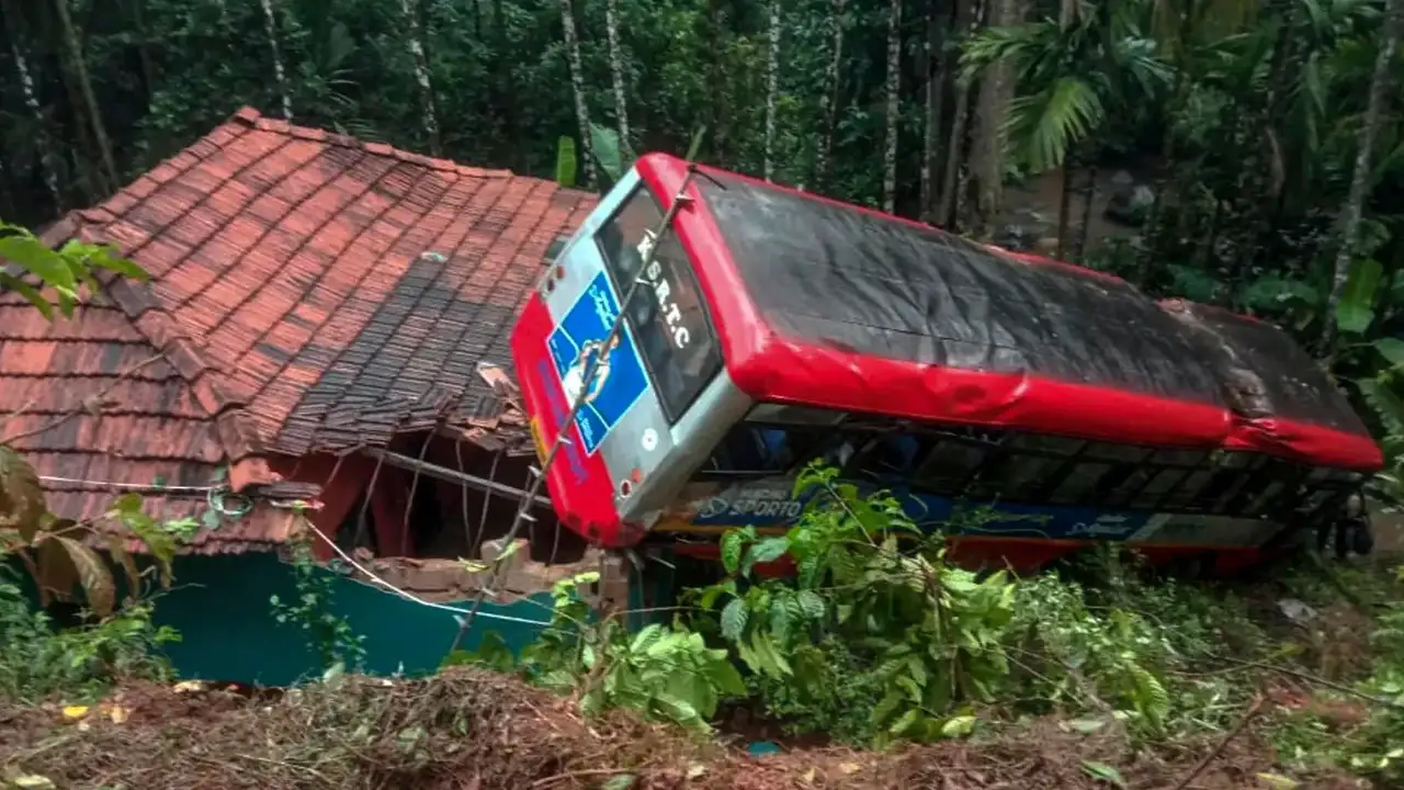 1 dead, 55 hurt in J&amp;K as Bengal bus hits hillside, vehicle sent for rescue overturns