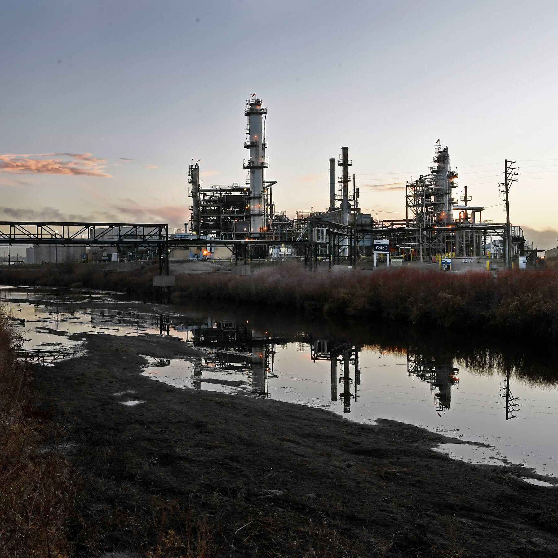 Supreme Court to Weigh Oil-Industry Effort to End a Major Climate Suit