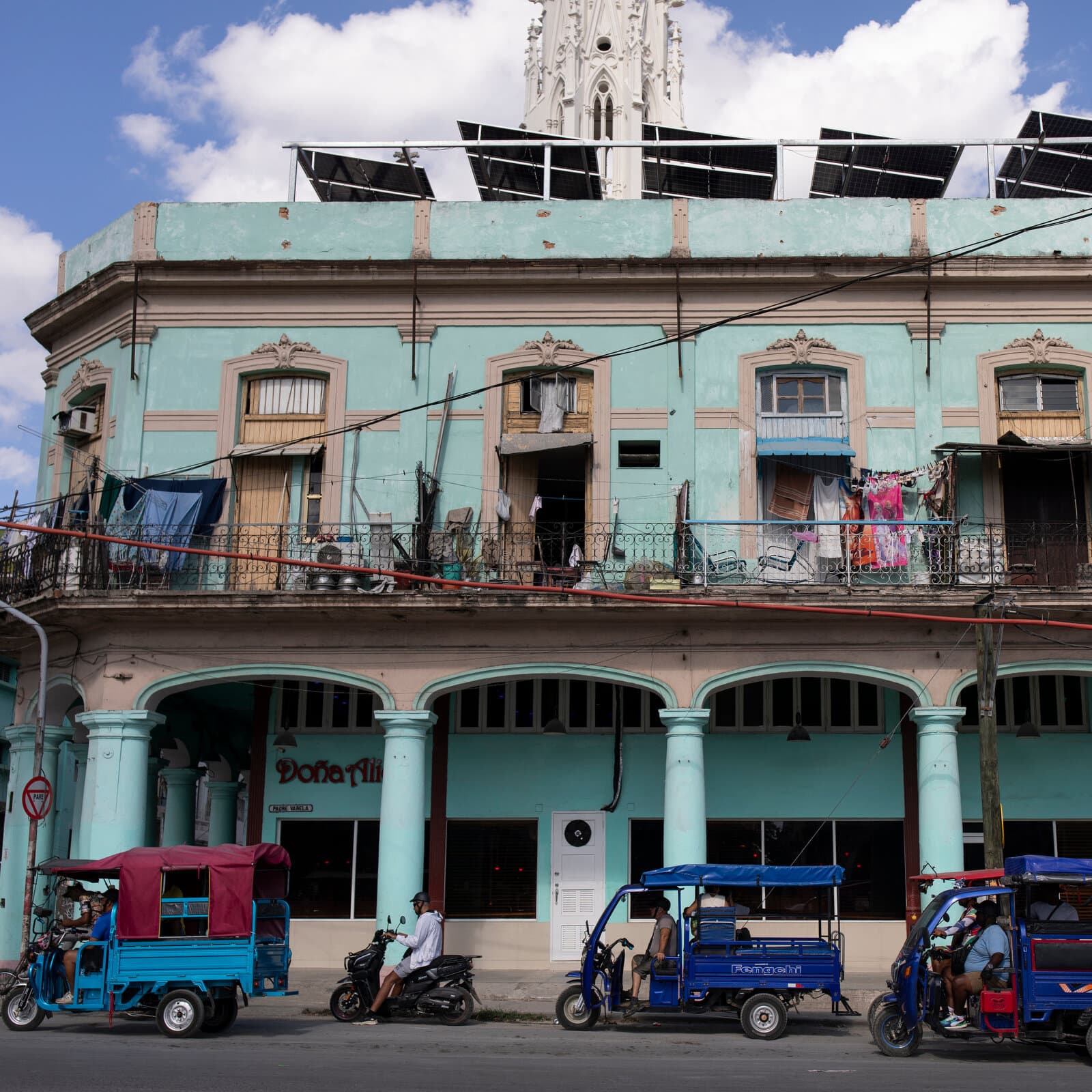 A Surge of U.S. Spy Planes Over Cuba, and Retailers’ $20 Billion Bet on Physical Stores
