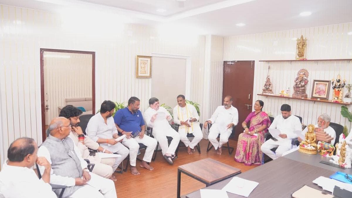 BC leaders meet at Ponnam’s house on unveiling of social reformers’statues