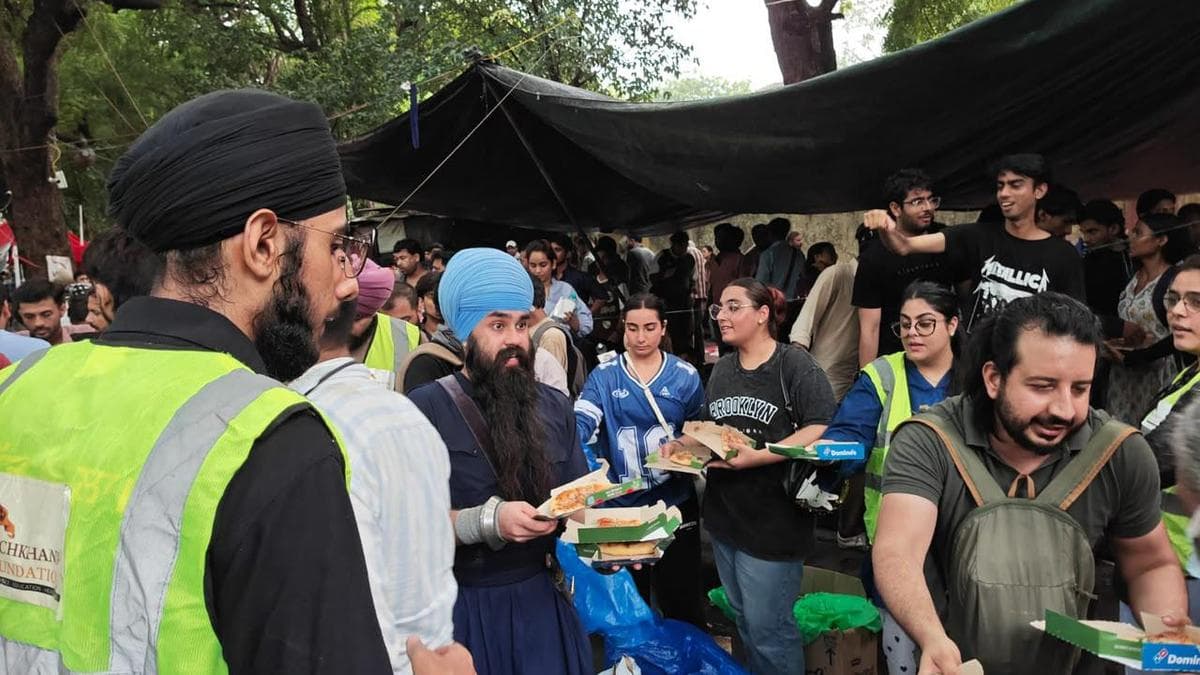 Kadhi chawal and solidarity: volunteers flock to Jantar Mantar with fuel and resolve