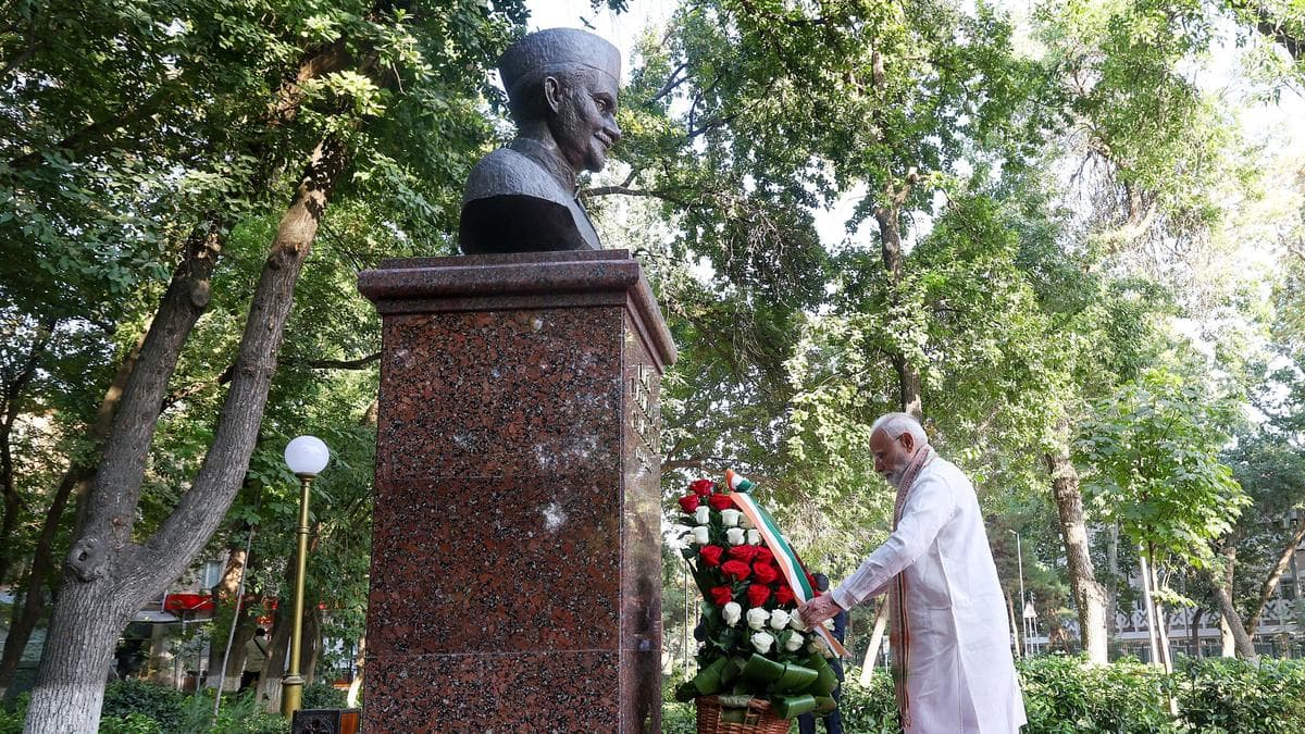 PM Modi pays floral tribute at Lal Bahadur Shastri Memorial in Tashkent