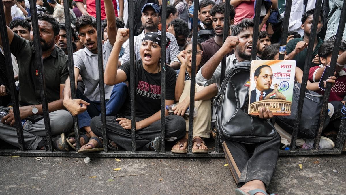Stop ‘witch-hunt of students’ or brace for new stir: CJP to govt.