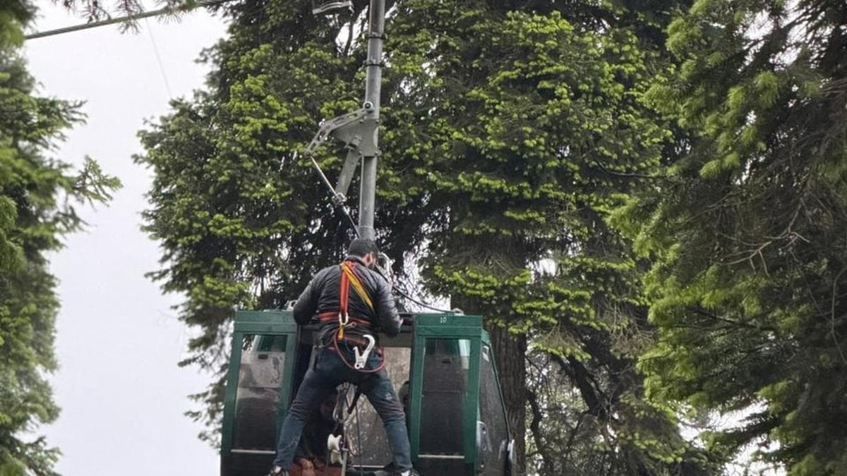 Over 300 tourists stranded in Gulmarg’s high-altitude cable cars rescued