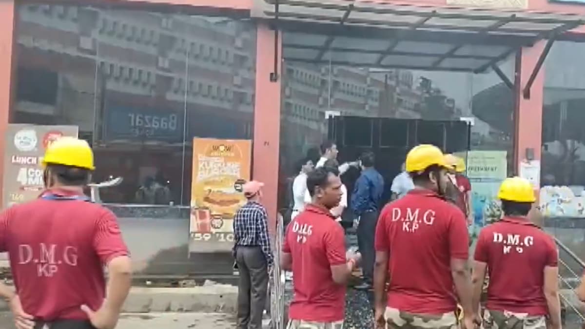 Fire breaks out at food plaza outside Sealdah station; outlet’s licence cancelled