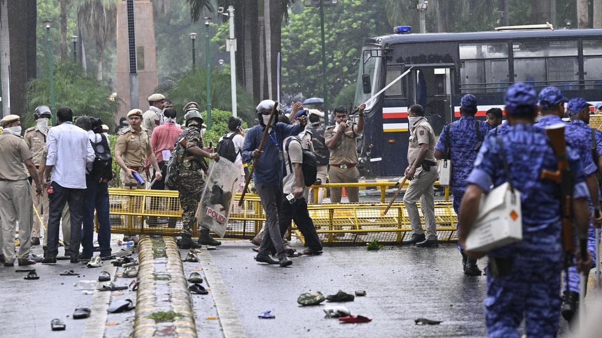 Several hurt in crackdown on CJP Parliament march