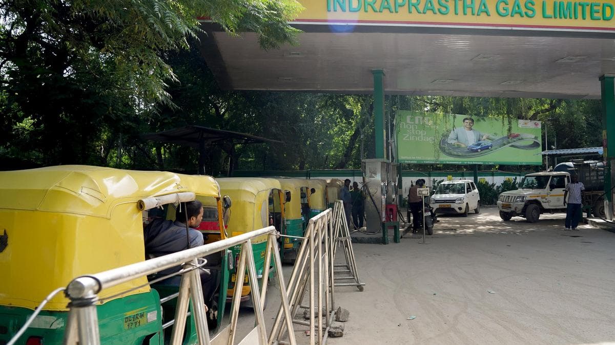 Auto, taxi unions demand fare hike, threaten strike over CNG price rise