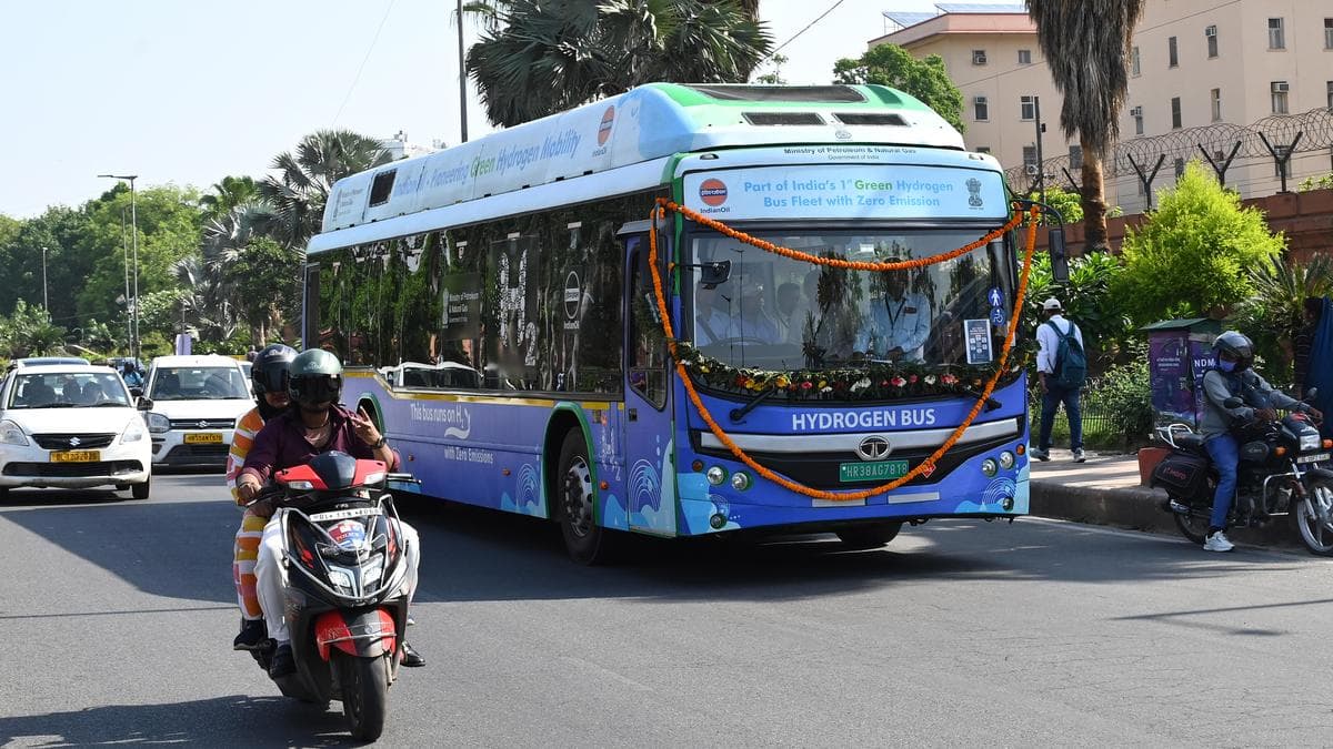 DMRC rolls out hydrogen buses in Central Vista
