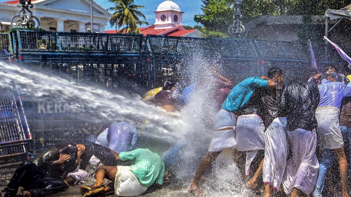 SFI leaders booked over Kerala Secretariat march; police find evidence on discovery of blades from protest venue