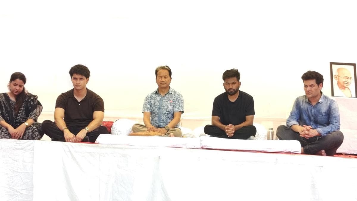 Sonam Wangchuk begins hunger strike at Jantar Mantar, six students join