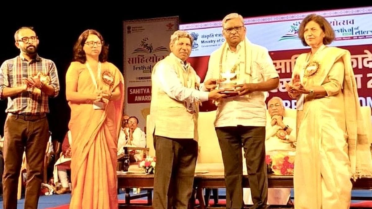 Tamilselvan receives Sahitya Akademi award