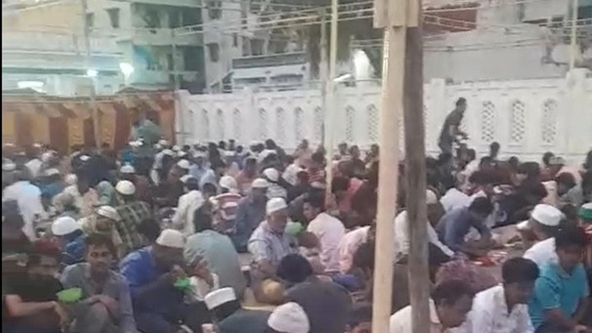Members of Sindhi community serve Iftar at Chennai’s Wallajah Big Mosque