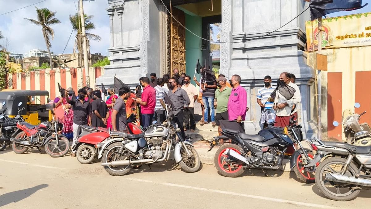 Fishermen of Srinivasapuram show black flags to Mylapore DMK candidate